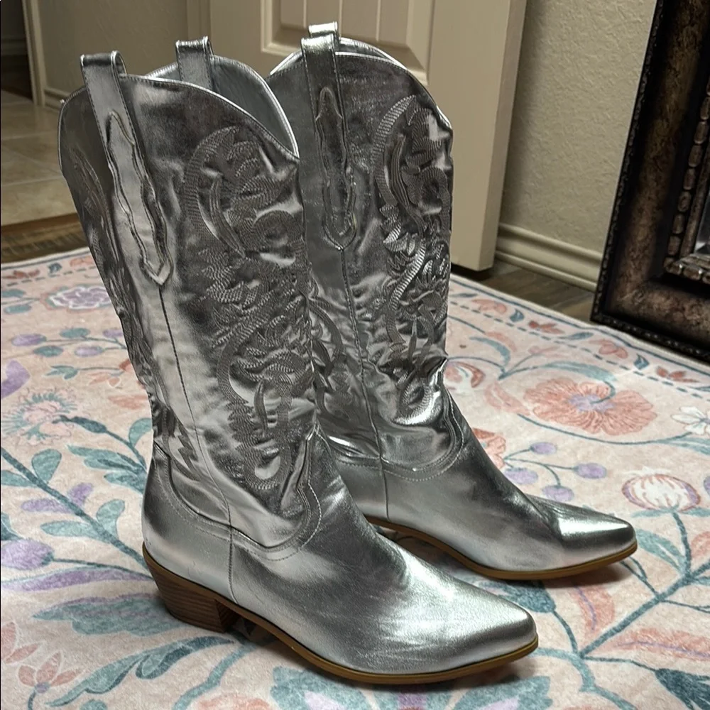 Silver and Black Embellished Women's Cowboy Boots - Picture 4 of 14